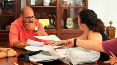 El alcalde de El Puerto, con camisa anaranjada, en un momento de la reunión.
