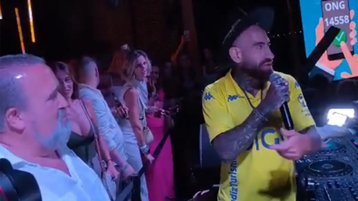 Aaron Sevilla con la camiseta del Cádiz CF, junto al hermano mayor del Perdón, Manuel Garrido.