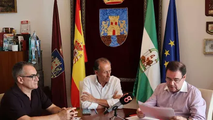 El alcalde de la ciudad, José María Román; el delegado municipal de Servicios Sociales, Francis Salado, y el diputado quinto del Colegio de Abogados de Cádiz y delegado de Chiclana, José Morales.