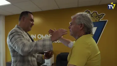 El simbólico acto de traspaso de poderes ha concluído con un abrazo entre Septien y Vizcaíno. Foto: Cádiz CF.