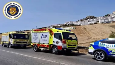 Asistencia de bomberos y Policía en el accidente de Olvera.
