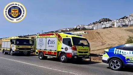 Asistencia de bomberos y Policía en el accidente de Olvera.