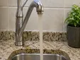 Aguas de Cádiz recomienda no beber agua del grifo si sale turbia tras una avería
