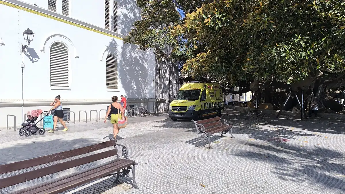 Una ambulancia permanece estacionada bajo la sombra del ficus de la Alameda para reducir la exposición al calor. Foto: José Luis Porquicho Prada.