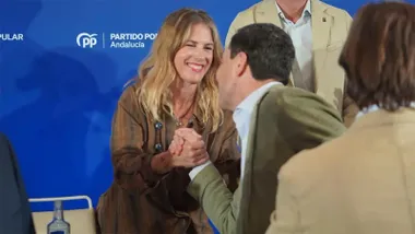 Ana Mestre saluda a Juanma Moreno Bonilla en un acto del PP. Foto: PP.