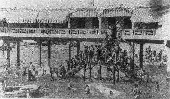 Los antiguos Baños del Real, construidos en madera, precedieron al actual Balneario de la Palma.. Foto: Facebook.