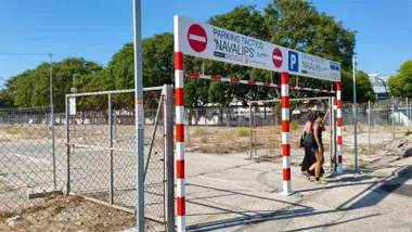 El aparcamiento en los terrenos de Navalips abrió sus puertas el pasado 1 de julio. Foto: Eulogio García.