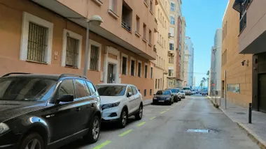 Una de las calles cercanas al Paseo Marítimo que han estrenado zona verde este fin de semana. Foto: José Luis Porquicho Prada.