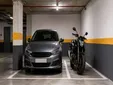 La ley aclara por fin si puedes aparcar un coche y una moto en la misma plaza de garaje