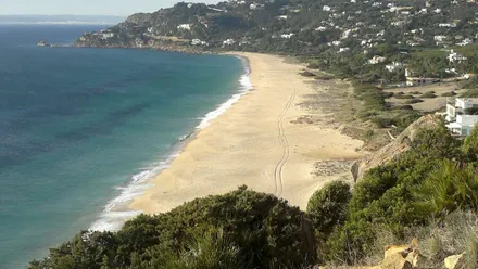 Vista de la zona de la playa de Atlanterra, con parte de sierra.