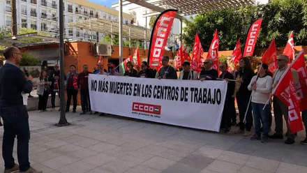 Manifestantes de CCOO reclamando seguridad en el trabajo y no más muertes.