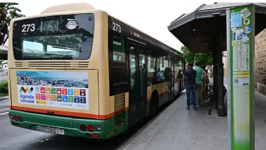 Autobús de la Línea 5 en la parada de la Plaza de España. Foto: Eulogio García.