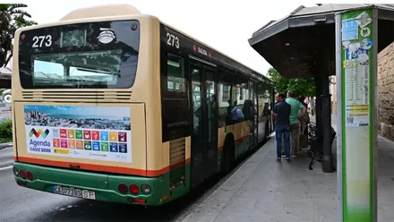 Autobús de la Línea 5 en la parada de la Plaza de España. Foto: Eulogio García.