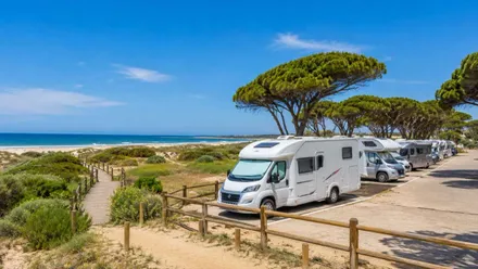 Diferentes autocaravanas junto a la playa.