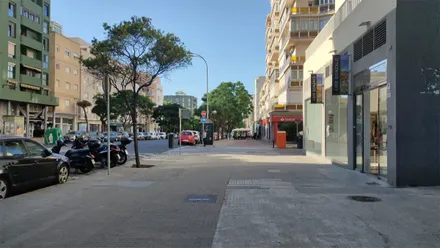 Una casi desierta avenida principal de Cádiz bajo un cielo azul. Foto: José Luis Porquicho Prada.