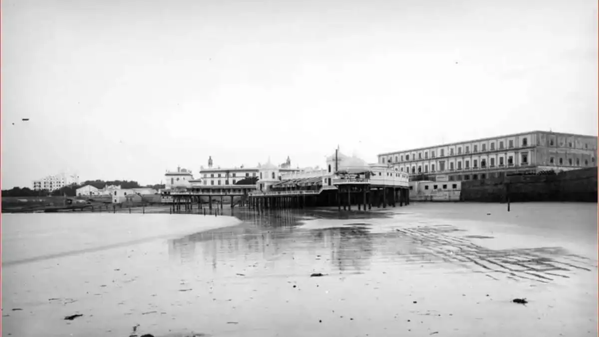 Las galerías semicirculares y las cúpulas convirtieron al Balneario en una de las construcciones más singulares de Cádiz. Foto: Facebook.