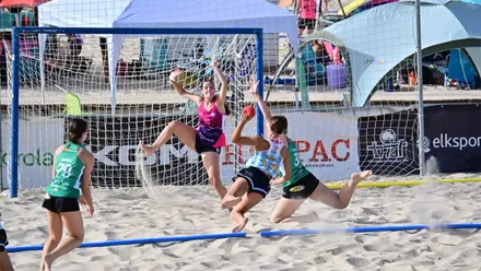 Uno de los partidos que se están disputando en la Playa de la Victoria. Foto: Eulogio García.