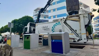 Camión de la basura cogiendo los contenedores en Rota.
