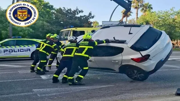 Grúa y bomberos ponen en la posición correcta al vehículo accidentado.