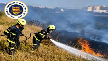 Bomberos apagando el incendio de los pastos, todo está muy seco.