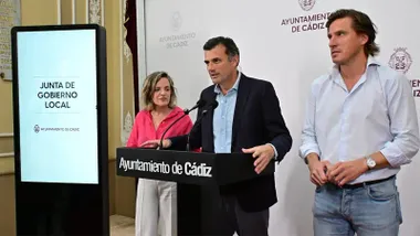 El alcalde Bruno García junto a Maite González y Pablo Otero en la rueda de prensa posterior a la Junat de Gobierno de este 24 de julio. Foto: Eulogio García.