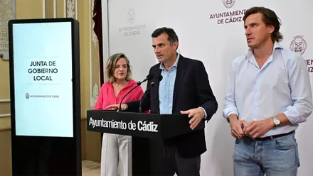 El alcalde Bruno García junto a Maite González y Pablo Otero en la rueda de prensa posterior a la Junat de Gobierno de este 24 de julio. Foto: Eulogio García.