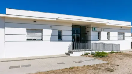Edificio blanco del consultorio médico auxiliar de El Palmar.