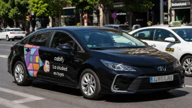 Taxi y un coche negro de Cabify.