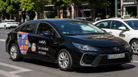 Taxi y un coche negro de Cabify.
