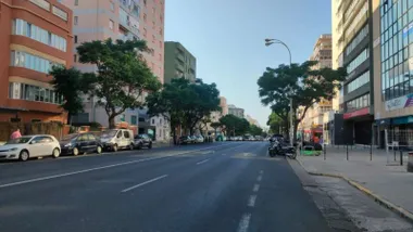 La avenida principal de Cádiz bajo un cielo azul. Se avecinas días de mucho calor. Foto: José Luis Porquicho Prada.