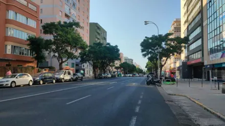 La avenida principal de Cádiz bajo un cielo azul. Se avecinas días de mucho calor. Foto: José Luis Porquicho Prada.