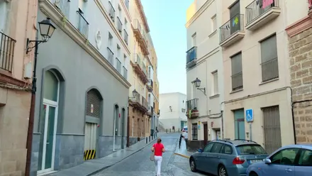 Calle Puerto Chico de Cádiz con el Campo del Sur al fondo y un cielo azulo.