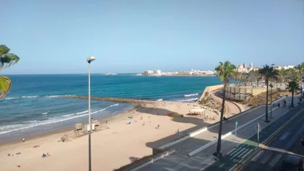 cielo despejado en Cádiz. en la imagen de ve el Campo del Sur al completo y la playa de Santa María del Mar.