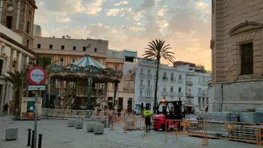Imagen de la plaza de la Catedral con el tíovivo a primeras horas de la mañana de este martes 28 de julio. Foto: José Luis Porquicho Prada.