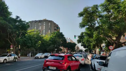 La avenida principal de Cádiz en este lunes en el que ha vuelto el levante y comienza el aumento de temperaturas. Foto: José Luis Porquicho Prada.