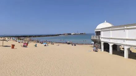 La playa de la Caleta sigue siendo uno de los grandes refugios estos días de calor y Levante. Foto: José Luis Porquicho Prada.