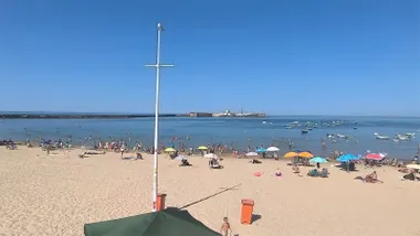 Playa de la Caleta con numeroso público desde primeras horas. Foto: José Luis Porquicho Prada.