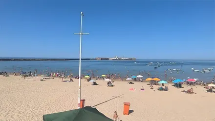 Playa de la Caleta con numeroso público desde primeras horas. Foto: José Luis Porquicho Prada.