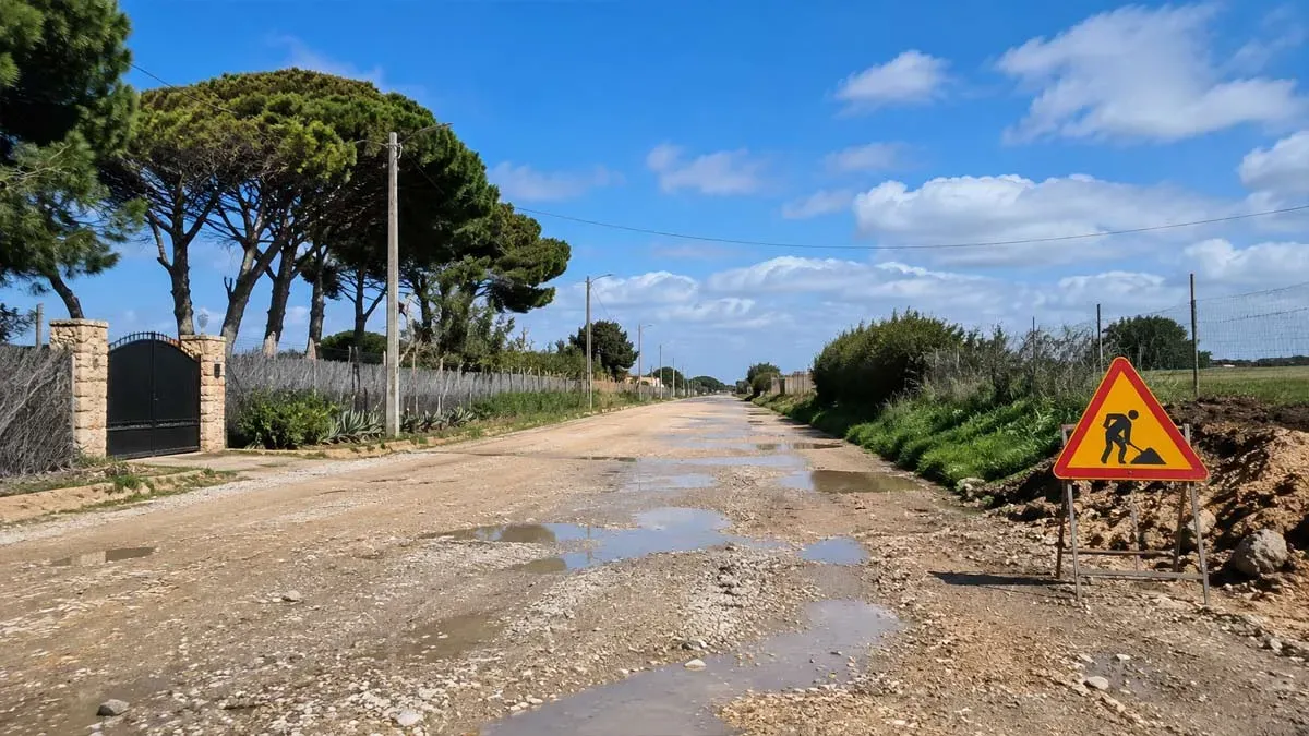 Camino de tierra con socavones en Chiclana.