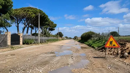Camino de tierra con socavones en Chiclana.
