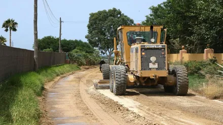 Apisonadora trabajando en uno de los caminos rurales de Rota.