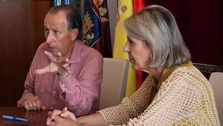 El alcalde de Chiclana explicando reforzar el mantenimiento de calles, acerados y espacios públicos.
