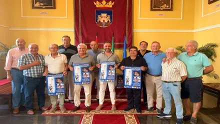 Fede Díaz, delegado del Ayuntamiento de Chiclana, con los organizadores y el cartel de la "Noche de las Capachas".