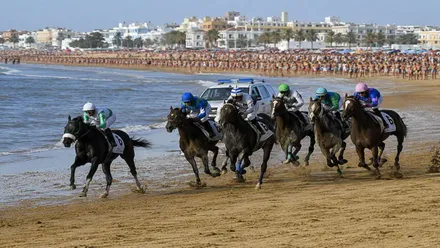 Grupo de caballos en una de las carreras en la playa de Sanlúcar.
