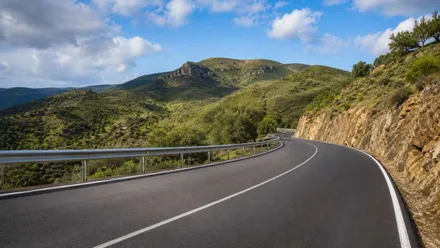 Carretera recién asfaltada y al fondo la Sierra.