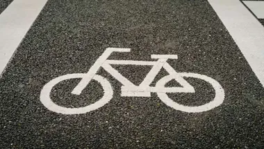 Bicicleta en blanco pintada sobre el asfalto.