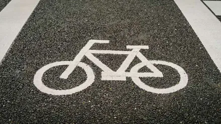 Bicicleta en blanco pintada sobre el asfalto.