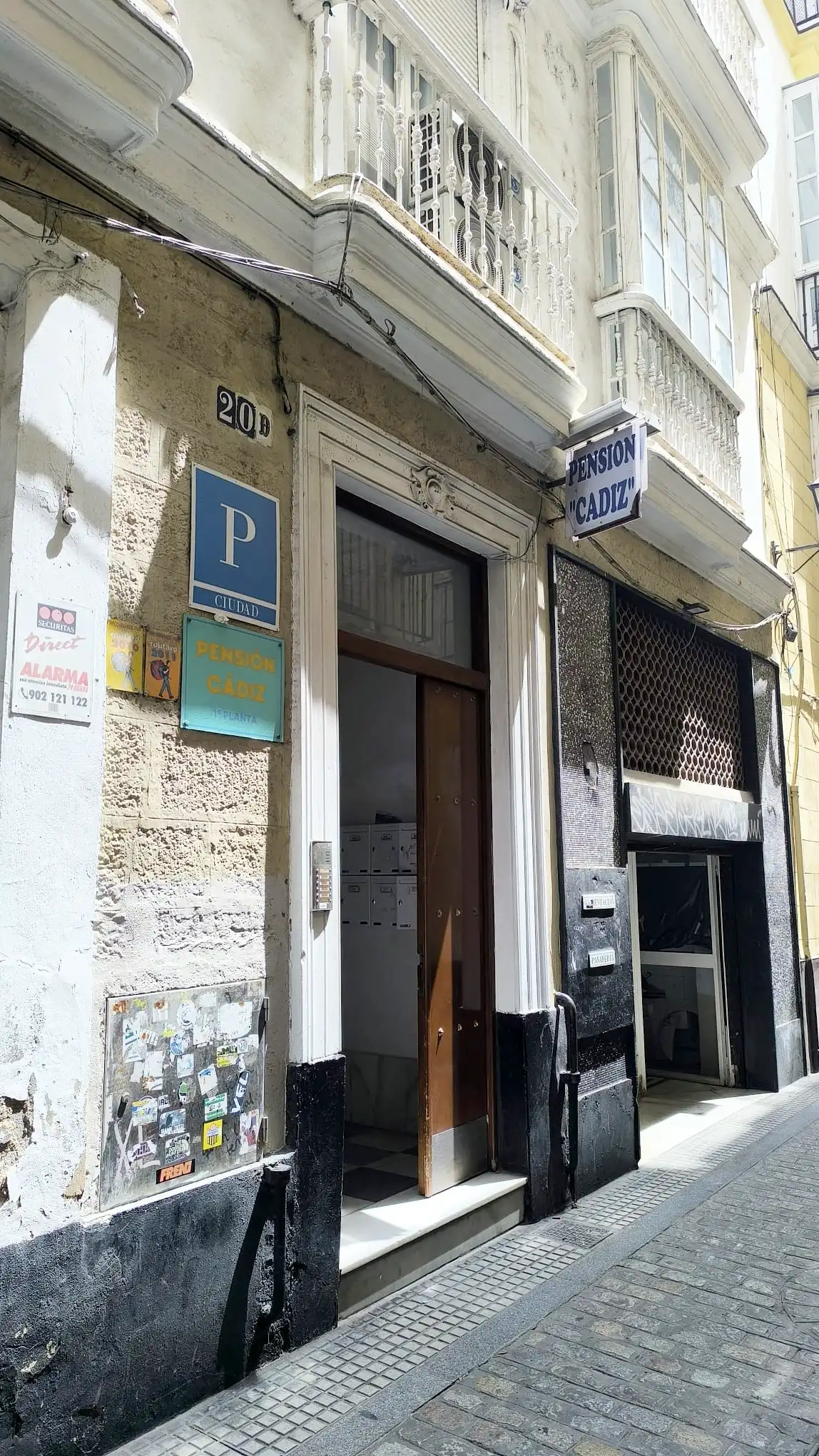 La Pensión Cádiz de la calle Feduchy ha renovado parte de su señalización con el paso de los años. A la izquierda, el antiguo rótulo azul; a la derecha, el aspecto actual del establecimiento. Foto: José Luis Porquicho Prada.