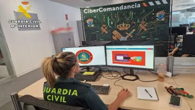 Agente de la Guardia Civil en la cibercomandancia controlando una el tráfico en internet en una pantalla de ordenador.