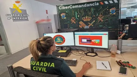 Agente de la Guardia Civil en la cibercomandancia controlando una el tráfico en internet en una pantalla de ordenador.